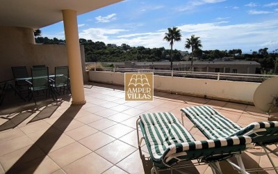 Amplio y luminoso apartamento con garaje cerrado a la venta en la Sierra de Altea.